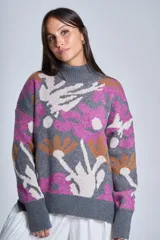 Sweater de punto con cuello alto, color marrón con estampado botánico en tonos beige y gris.