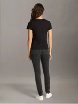 Remera negra de algodón con corte slim, cuello redondo, mangas cortas y logo de Calvin Klein en relieve estampado en el pecho.