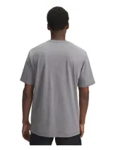Remera Under Armour de hombre, color celeste, de manga corta y cuello redondo. Presenta logo discreto en el pecho.