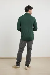 Sweater de punto verde oscuro, con cuello alto y mangas largas.