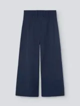Pantalón culotte azul marino de algodón con pinzas frontales, cintura elástica en la espalda y bordado inglés asimétrico en el ruedo.