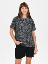 Remera color salmón con estampado de flor blanca y texto "Venice California".