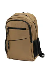 Mochila de color marrón con diseño funcional que incluye múltiples compartimentos frontales con cierre negro y bolsillos laterales de malla. Posee un asa superior y correas de hombro ajustables.