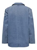 Blazer celeste de denim con cuello solapa, manga larga con hombros caídos, cierre con botones y bolsillos laterales.