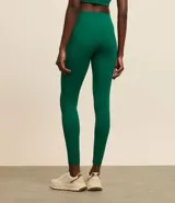 Calza legging deportiva color verde agua, de microfibra, con cintura ancha y bolsillos laterales.