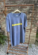 Remera azul con efecto gastado y estampa amarilla con la palabra "BANANAS".