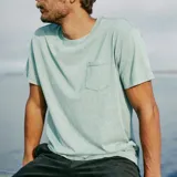 Remera verde de manga corta con bolsillo en el pecho.