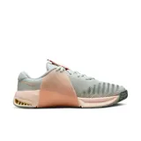 Championes Nike Metcon 9 de entrenamiento, color gris con detalles en rosa.