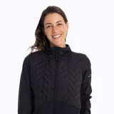 Buzo celeste con cuello alto, cierre de cremallera, elástico ajustable en la cintura y bolsillos laterales.