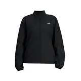 Campera deportiva New Balance color negro, resistente al viento y al agua, con cierre frontal, cuello alto y logo reflectante en el pecho.