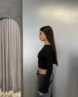 Top negro de mangas largas con escote drapeado.