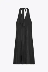 Vestido midi negro de tejido fluido, con cuello halter que se ata al cuello, escote en V y espalda descubierta.