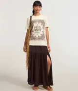 Remera color crema de algodón con estampa paisley y lettering 'Free Spirit' en el frente.