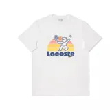 Remera azul con cuello redondo y estampado con un jugador de tenis y el logo de Lacoste.