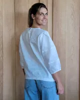 Blusa verde de mangas 3/4 con cuello redondo.