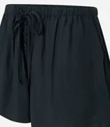 Short de playa suelto color beige, confeccionado en viscosa certificada, con cintura elástica ajustable mediante lazo y bolsillos laterales.