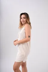Camisón sin manga en color champagne, confeccionado en algodón, con botones frontales y diseño de hojas.