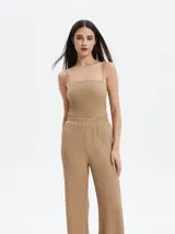 Musculosa negra con breteles finos y escote cuadrado.
