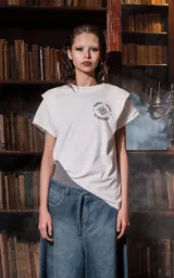 Remera blanca de manga corta y cuello redondo, de calce oversize. Presenta una estampa frontal inspirada en el tarot, con una mujer sentada en un paisaje surrealista, estrellas y la frase "LE ÉTOILE".