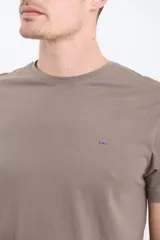 Remera manga corta color verde con logo pequeño en el pecho.