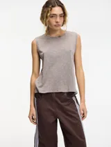 Musculosa color gris topo, de corte recto y cuello redondo.