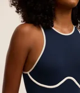 Body de lycra azul marino con textura acanalada, cuello redondo, sin mangas y bies contrastante blanco.