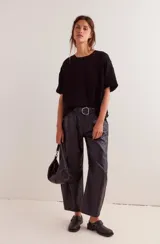 Remera negra de algodón con detalle de encaje en forma de V en el frente y mangas cortas.