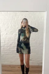 Minivestido de microtul elastizado con estampado abstracto en tonos verde, marrón y azul. Diseño ajustado al cuerpo, cuello alto y mangas largas.