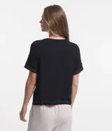 Blusa color crudo de viscosa con cuello redondo y mangas cortas. Presenta costuras contrastantes a la vista.