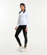 Remera deportiva negra de poliamida con protección UV, mangas largas y corte raglán.