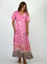 Vestido largo de algodón con diseño tie-dye en tonos rosas y grises, con mangas cortas y volados en el dobladillo.