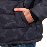 Campera parka Maui and Sons con estampado camuflado en tonos azules y negros. Tiene capucha fija con forro interior, cierre frontal con tapeta y broches metálicos, bolsillos frontales con cierre y tapeta, puños interiores rib y acolchado liviano.