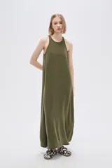 Vestido largo negro sin mangas de poliéster, holgado y con cuello redondo.