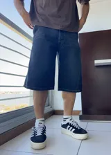 Bermuda de jean azul oscuro, corte ancho a la rodilla.