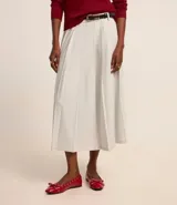Pollera midi de poliéster color blanco, de sastrería, con pliegues y trabillas en la cintura.