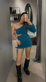 Minivestido turquesa de lurex con un hombro descubierto y corte ajustado.