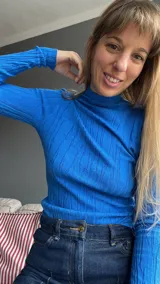 Remera azul de tejido de punto con cuello alto y mangas largas.