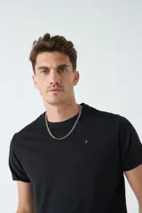 Remera básica color marrón claro, de corte regular, manga corta, cuello redondo y logo bordado en el pecho.