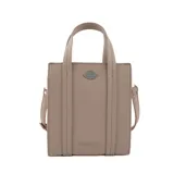 Cartera tipo tote bag color negro con doble asa corta, tira larga regulable y desmontable, cierre superior y aplique metálico con forma de labios. Incluye organizador interno.