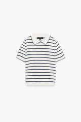 Top de punto blanco con rayas horizontales azul marino, cuello solapa y manga corta.