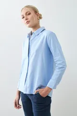 Camisa celeste de corte clásico, confeccionada en tela Oxford de algodón.