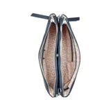 Bandolera Guess modelo Tidewood, color azul con logo plateado en el frente. Tiene correa larga de cuero sintético ajustable y correa corta de cadena plateada. Cierre superior con cremallera y herrajes plateados.