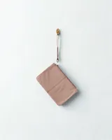 Sobre de cuero color rosa pálido con cierre superior y correa de mano.