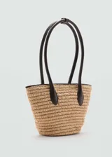 Bolso tipo shopper pequeño de fibra natural color beige, con doble asa corta de cuero sintético marrón y cierre de imán interior.