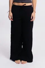 Pantalón negro de corte amplio con cintura elástica y cordón ajustable.