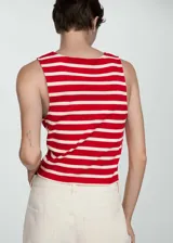 Top ajustado de algodón a rayas rojas y blancas, con tirantes anchos, escote redondo y botones dorados decorativos en el frente.