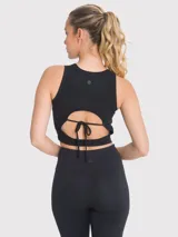 Top deportivo negro, corto, de tejido acanalado, sin mangas y con espalda deportiva.