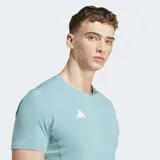 Remera de running Adidas Adizero Essentials color celeste con logo blanco en el pecho.
