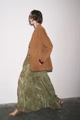 Blazer de cuero color marrón, con cuello solapa de muescas y manga larga. Bolsillos delanteros ocultos en costura y cierre frontal con botones.