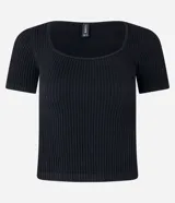Blusa de poliamida negra, de manga corta, seamless con nervios y escote cuadrado.